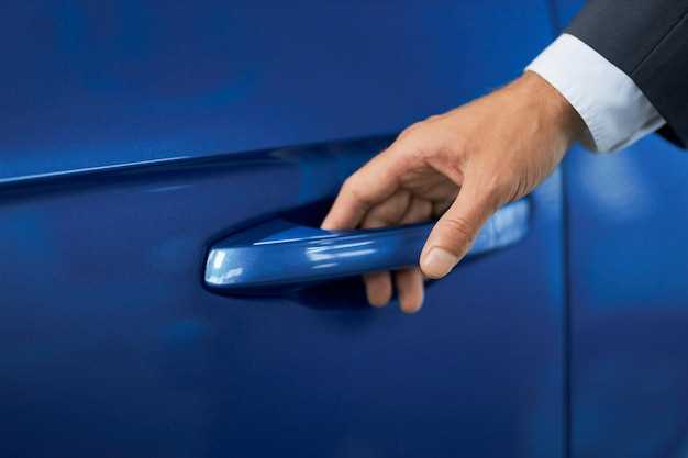 Подготовка к снятию дверной ручки Opel Vectra