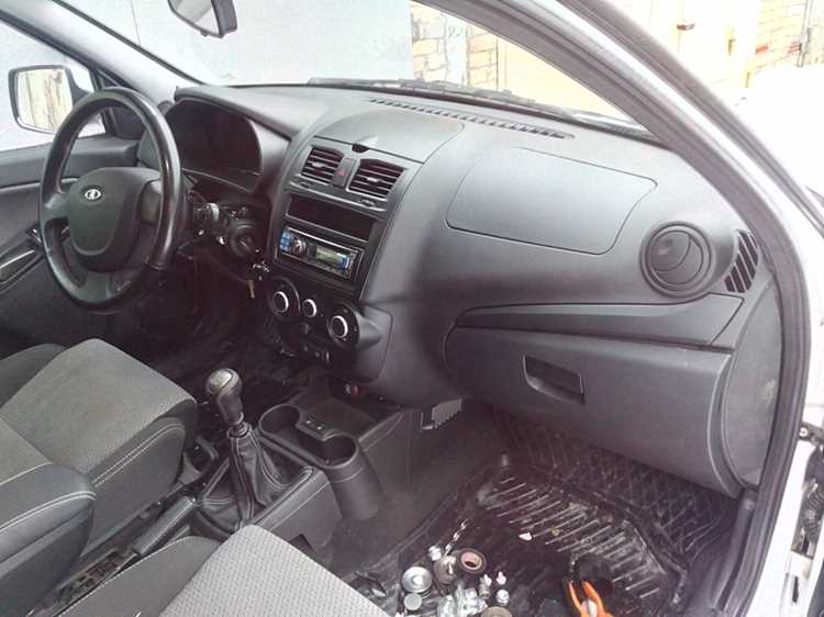 Подбор необходимых инструментов для замены компонентов салона