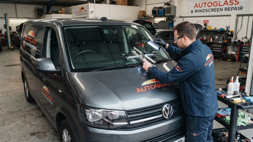 Как заменить лобовое стекло на Volkswagen Transporter T4 и T5 без лишних проблем
